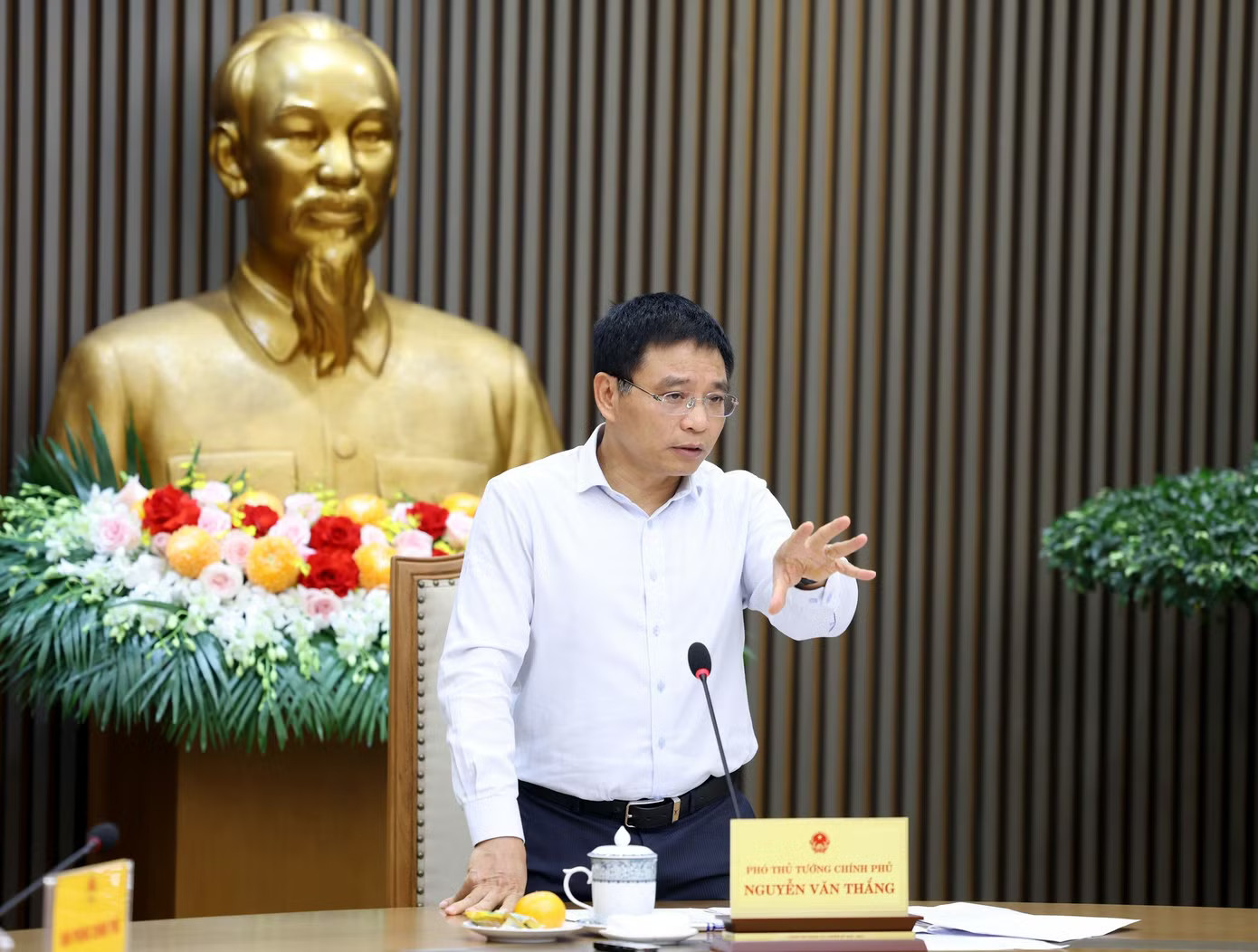 Phó Thủ tướng Nguyễn Văn Thắng chủ trì cuộc họp. Ảnh: VGP Phó Thủ tướng yêu cầu khẩn trương giảm lãi suất cho vay từ 1,5 - 2% - Ảnh 1.