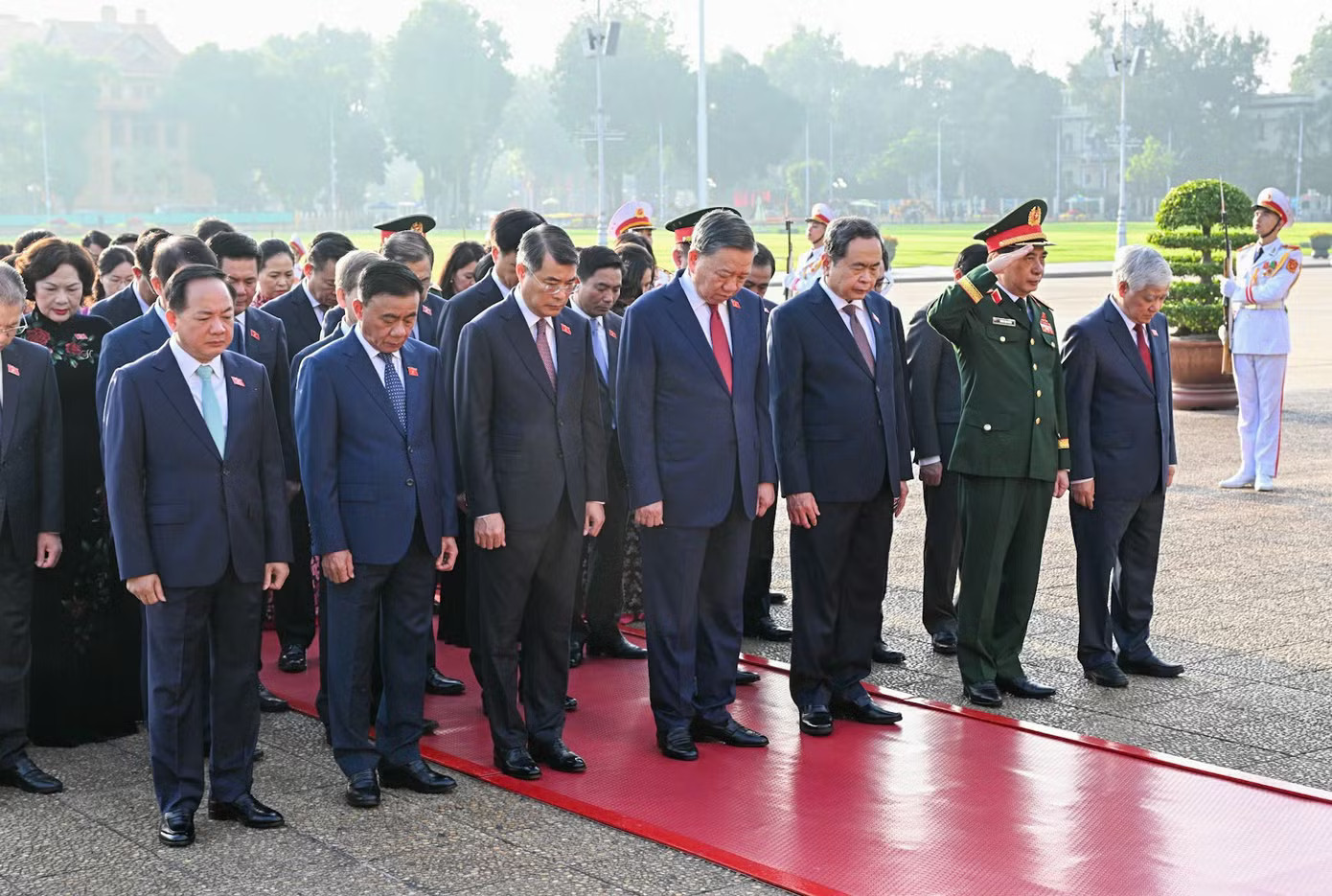 Lãnh đạo Đảng, Nhà nước và đại biểu Quốc hội viếng Chủ tịch Hồ Chí Minh trước Kỳ họp thứ 2 - Ảnh 3.