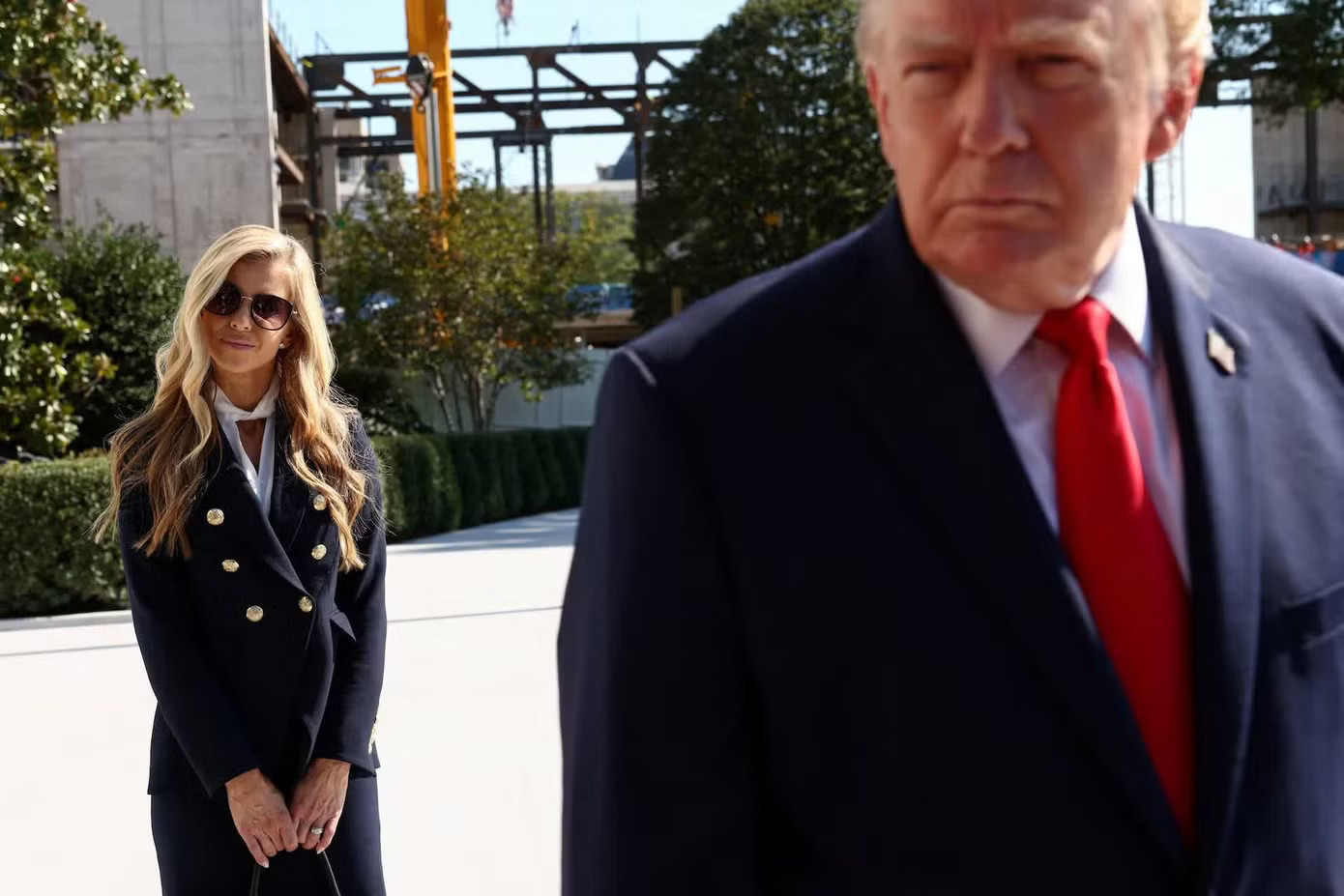 Bà Zacharia đứng sau lưng Tổng thống Mỹ Donald Trump. (Ảnh: Reuters) Thư ký báo chí Nhà Trắng mất chức chỉ sau 5 ngày - Ảnh 2.