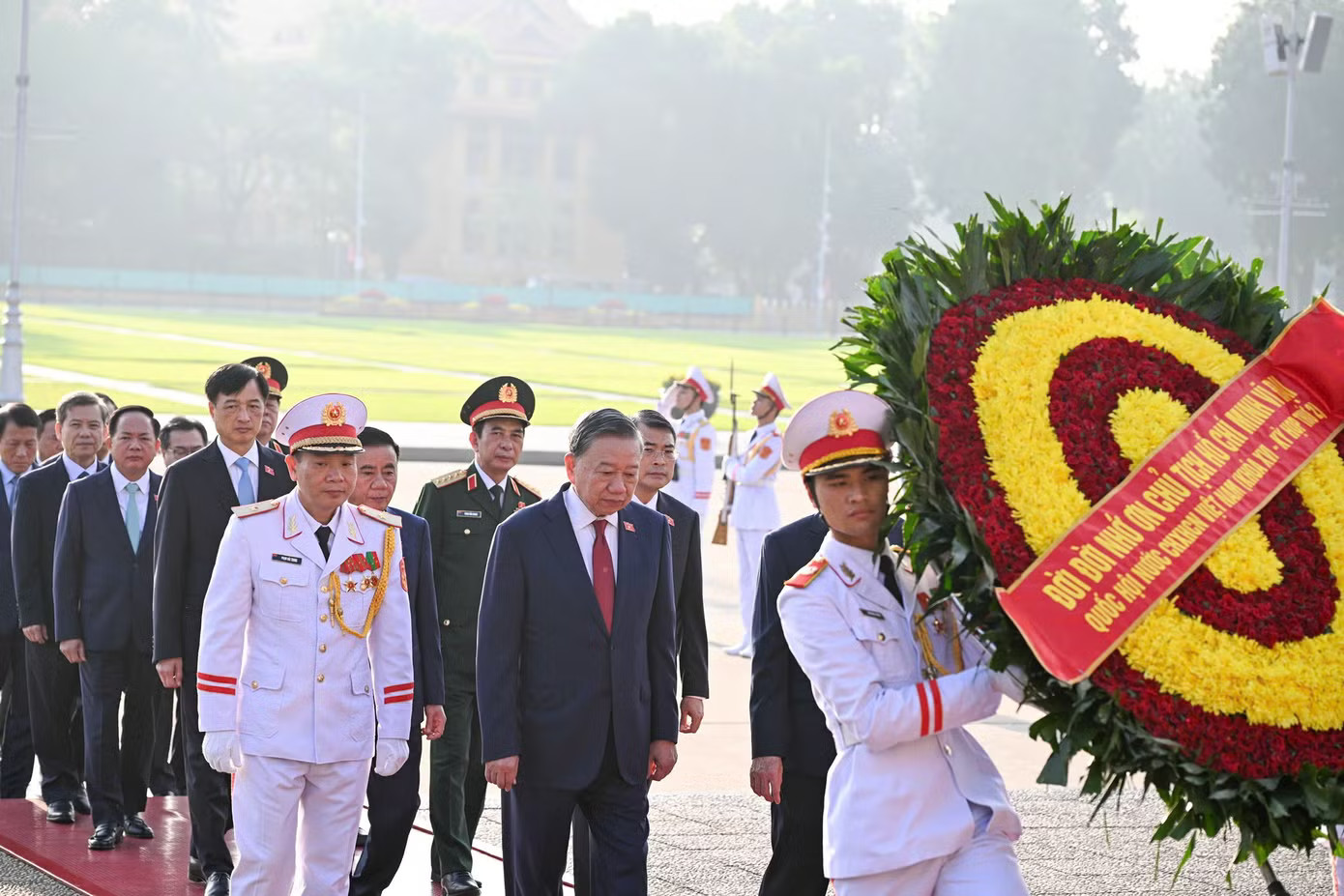 Lãnh đạo Đảng, Nhà nước và đại biểu Quốc hội viếng Chủ tịch Hồ Chí Minh trước Kỳ họp thứ 2 - Ảnh 1.