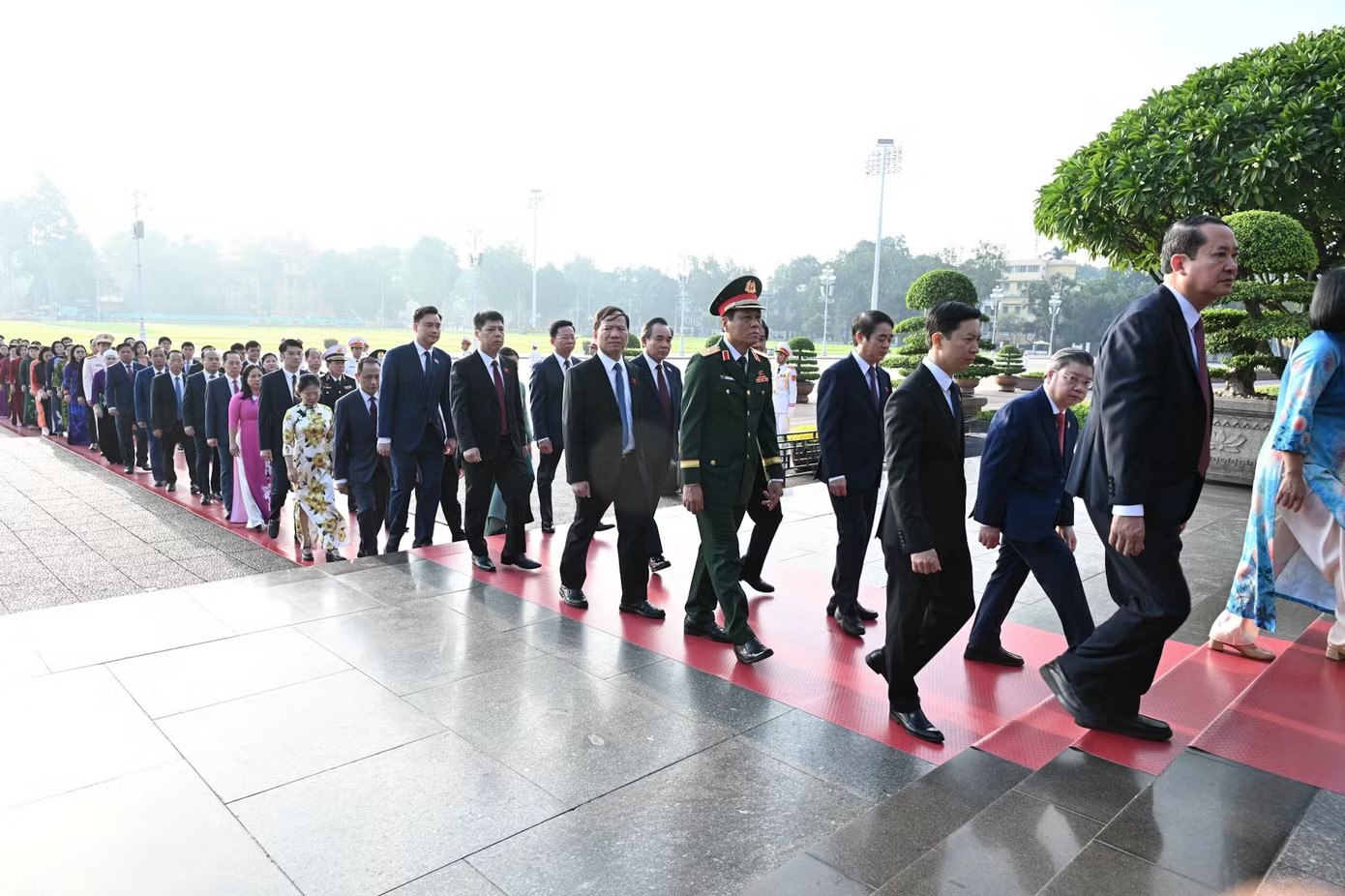 Lãnh đạo Đảng, Nhà nước và đại biểu Quốc hội viếng Chủ tịch Hồ Chí Minh trước Kỳ họp thứ 2 - Ảnh 5.
