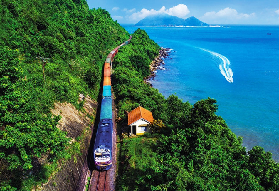 huetodanangbytrain.com-wp-content-uploads-2024-03-_train-in-vietnam-1.jpg