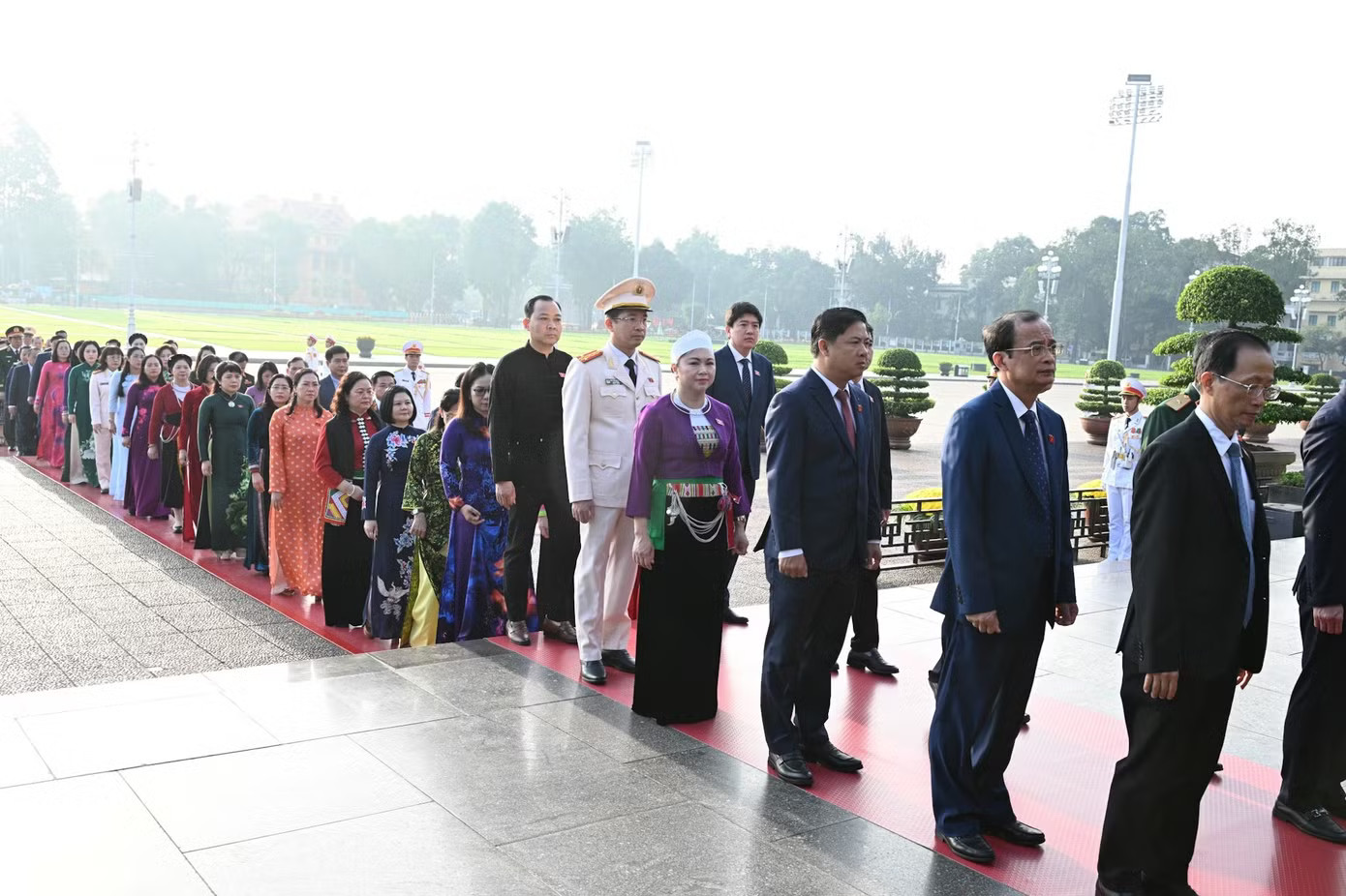 Lãnh đạo Đảng, Nhà nước và đại biểu Quốc hội viếng Chủ tịch Hồ Chí Minh trước Kỳ họp thứ 2 - Ảnh 7.