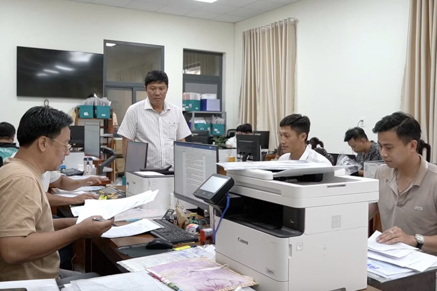 Sau chỉ đạo của ông Đinh Văn Nơi, gần 1000 hồ sơ đất đai trễ hẹn được giải quyết - Ảnh 1.