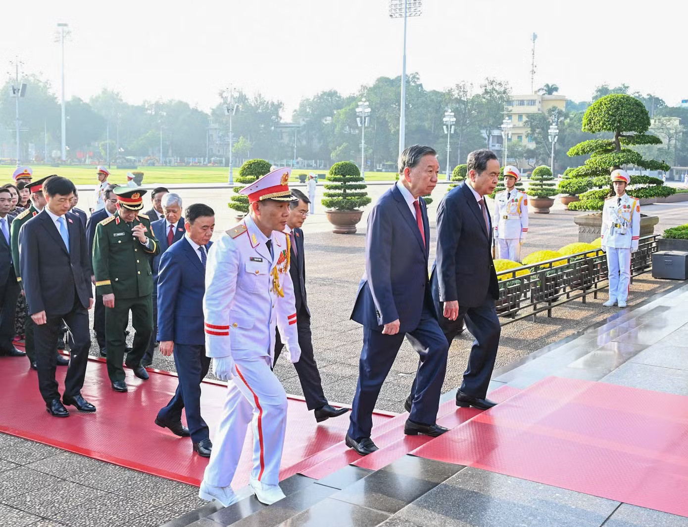 Tổng Bí thư, Chủ tịch nước Tô Lâm và các đại biểu vào Lăng viếng Chủ tịch Hồ Chí Minh. Lãnh đạo Đảng, Nhà nước và đại biểu Quốc hội viếng Chủ tịch Hồ Chí Minh trước Kỳ họp thứ 2 - Ảnh 4.