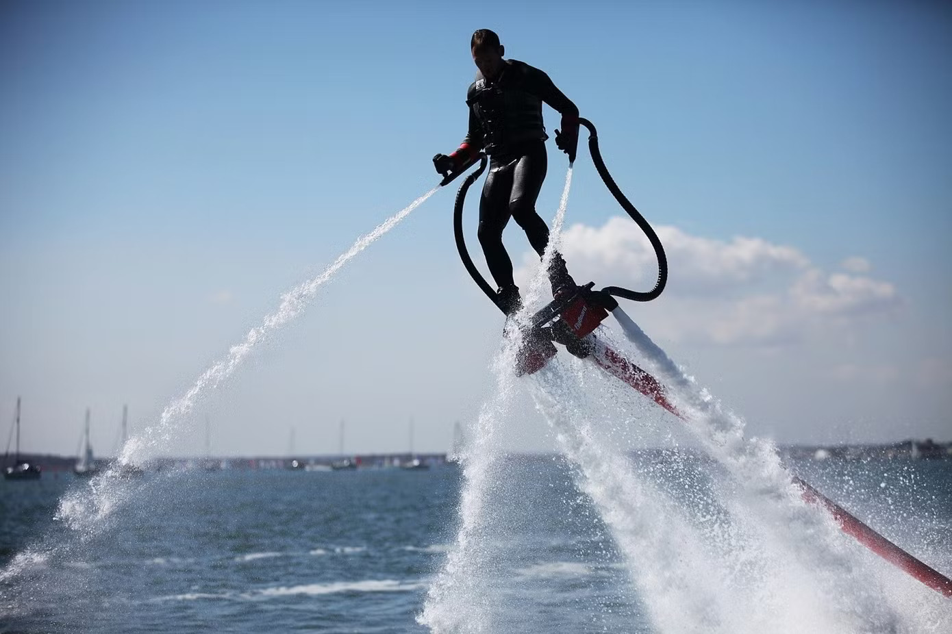Bộ môn Flyboard với hệ thống điều chỉnh lực đẩy, một hình thức thô sơ và đơn giản hơn của hệ thống Xe bay của Tesla - 'bánh vẽ' đẹp, thực tế ra sao? - Ảnh 1.