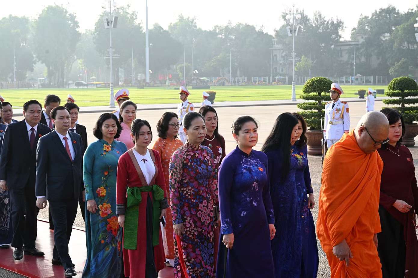 Lãnh đạo Đảng, Nhà nước và đại biểu Quốc hội viếng Chủ tịch Hồ Chí Minh trước Kỳ họp thứ 2 - Ảnh 6.