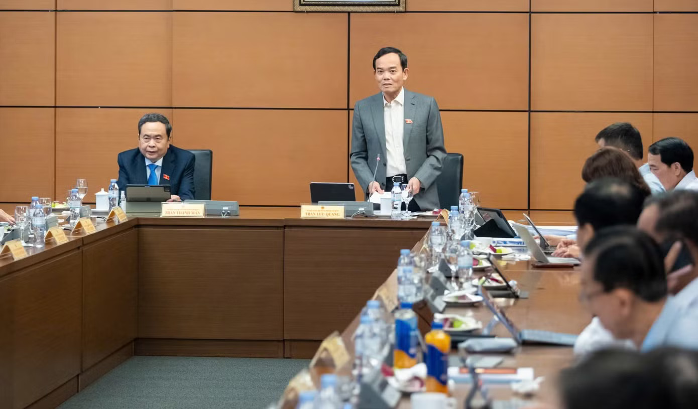 Các đại biểu tại đoàn TPHCM. Ảnh: QH. Bí thư TPHCM muốn thưởng Tết ngay tháng 11 - Ảnh 1.