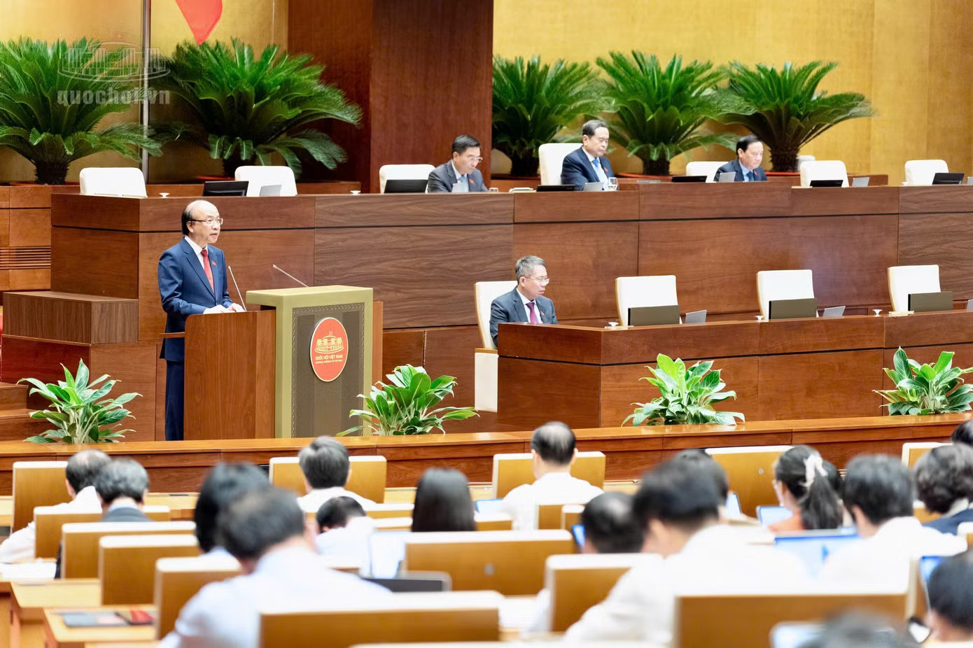 Chủ nhiệm Ủy ban Pháp luật và Tư pháp Phan Chí Hiếu tại phiên họp sáng 18/10. Đề xuất tăng thẩm quyền điều tra cho công an cấp xã - Ảnh 2.