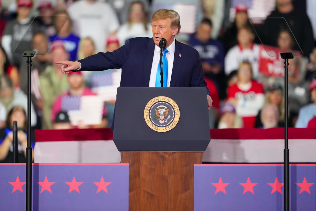 Tổng thống Mỹ Donald Trump diễn thuyết ngày 17/10. (Ảnh: AP) Tổng thống Mỹ Trump nói Google từng phớt lờ ông, giờ phải khúm núm - Ảnh 1.