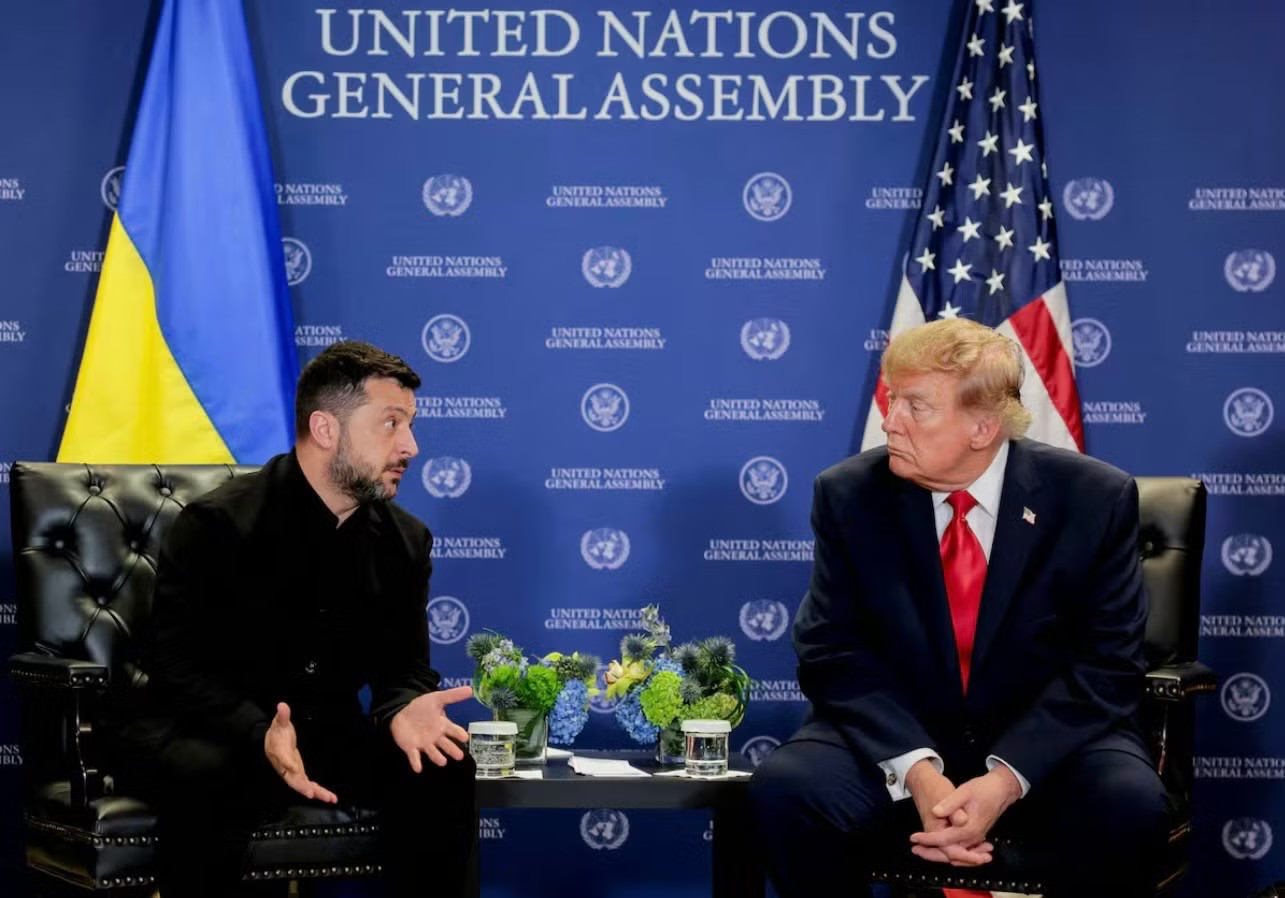 Tổng thống Mỹ Donald Trump gặp Tổng thống Ukraine Volodymir Zelensky bên lề kỳ họp Đại hội đồng Liên Hợp Quốc, ngày 23/9. (Ảnh: Reuters) Tổng thống Zelensky mong gặp lãnh đạo Mỹ và Nga tại thượng đỉnh G20 - Ảnh 1.