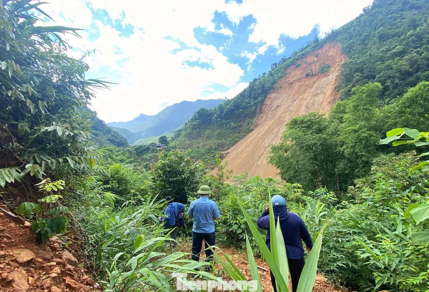 Núi nứt dài 1km đe dọa an toàn 61 hộ dân - Ảnh 1.