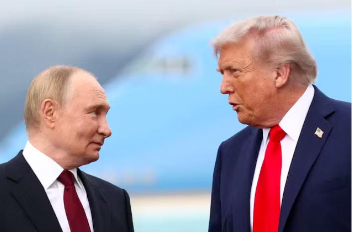Tổng thống Mỹ Donald Trump và Tổng thống Nga Vladimir Putin trong cuộc gặp tại Alaska vào tháng 8. (Ảnh: Reuters) Nước cờ dầu mỏ của Tổng thống Mỹ Trump: Ukraine lép vế nhưng nhiều bên hưởng lợi - Ảnh 1.