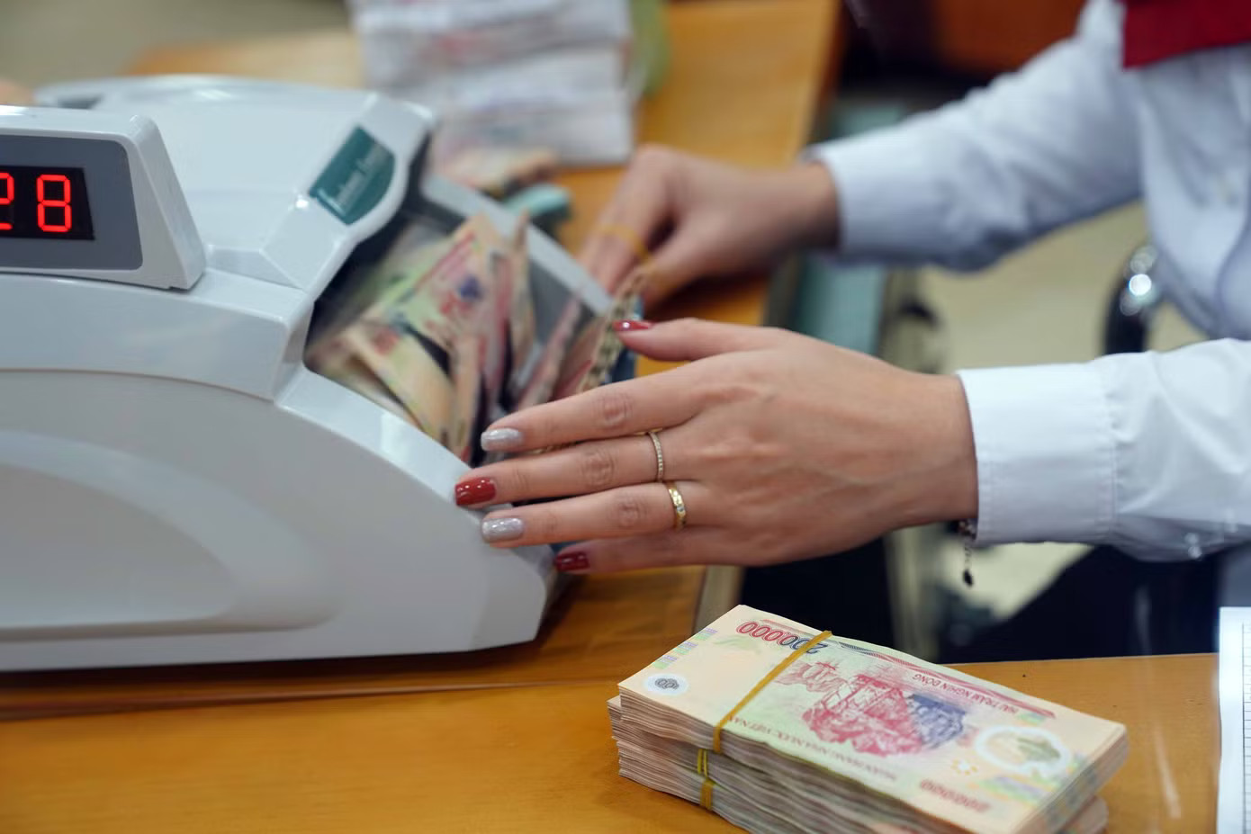 Ngân hàng công bố giảm lãi suất cho vay theo chỉ đạo của Thủ tướng Chính phủ. Ngân hàng bắt đầu giảm lãi suất cho vay - Ảnh 1.