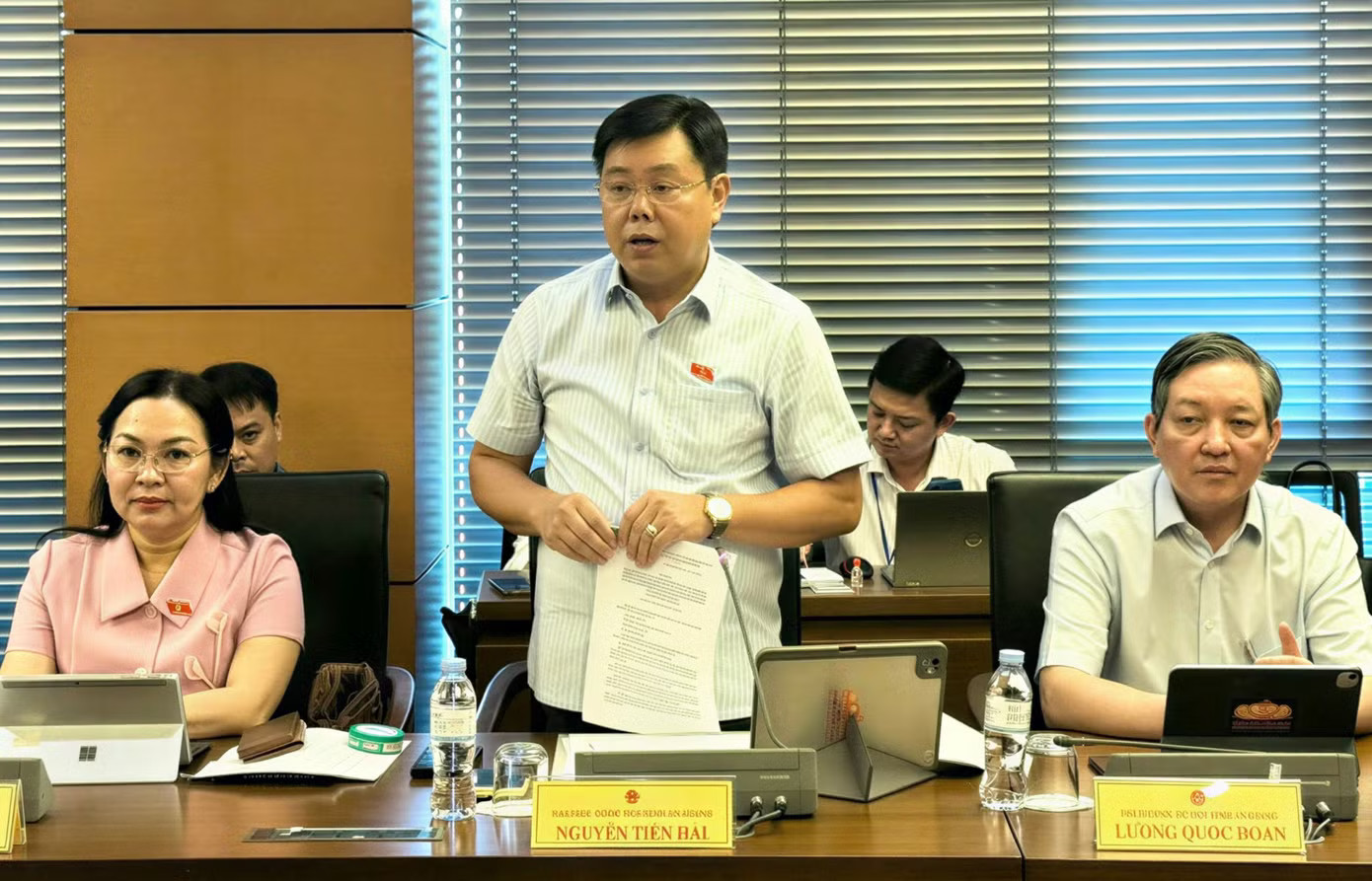 Bộ trưởng Nội vụ Nguyễn Tiến Hải phát biểu thảo luận. Ảnh: QH. Bộ trưởng Nội vụ thông tin việc sáp nhập, chia tách xã phường - Ảnh 1.