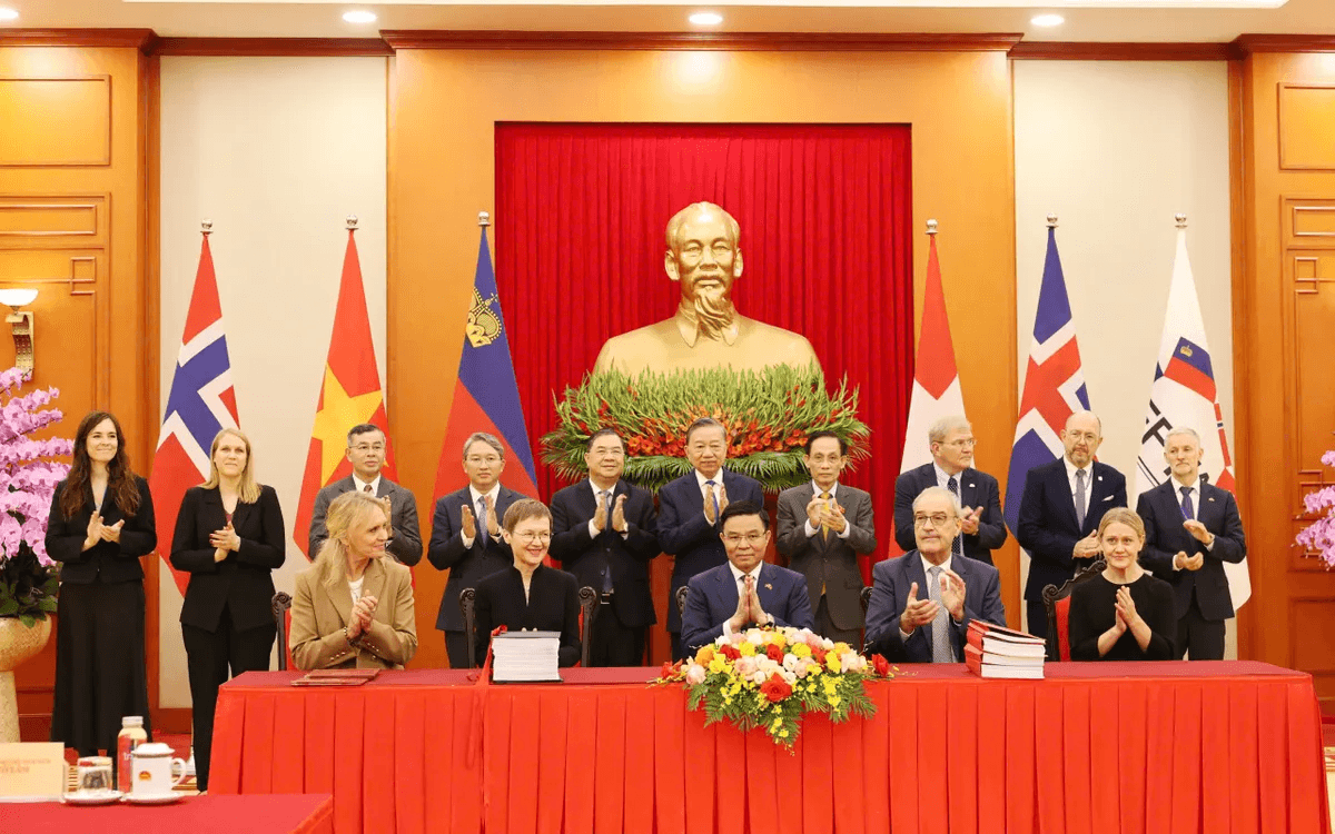 Sáng 18/10, Việt Nam cùng đại diện các nước thành viên Hiệp hội Mậu dịch tự do châu Âu (EFTA) chính thức ký kết hiệp định thương mại tự do (Ảnh: Bộ Công Thương)