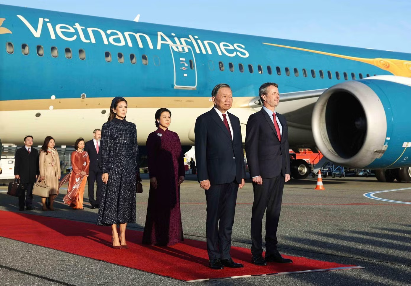 Nhà vua và Hoàng hậu Đan Mạch đón Tổng Bí thư, Chủ tịch nước và Phu nhân tại sân bay - Ảnh 1.