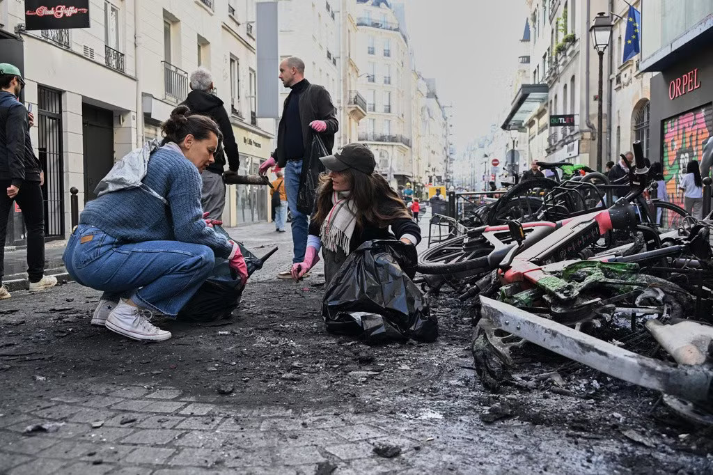 ‘Paris như vùng chiến sự’, Tổng thống Macron lên án ‘những kẻ muốn lật đổ nền Cộng hoà’ - Ảnh 3.
