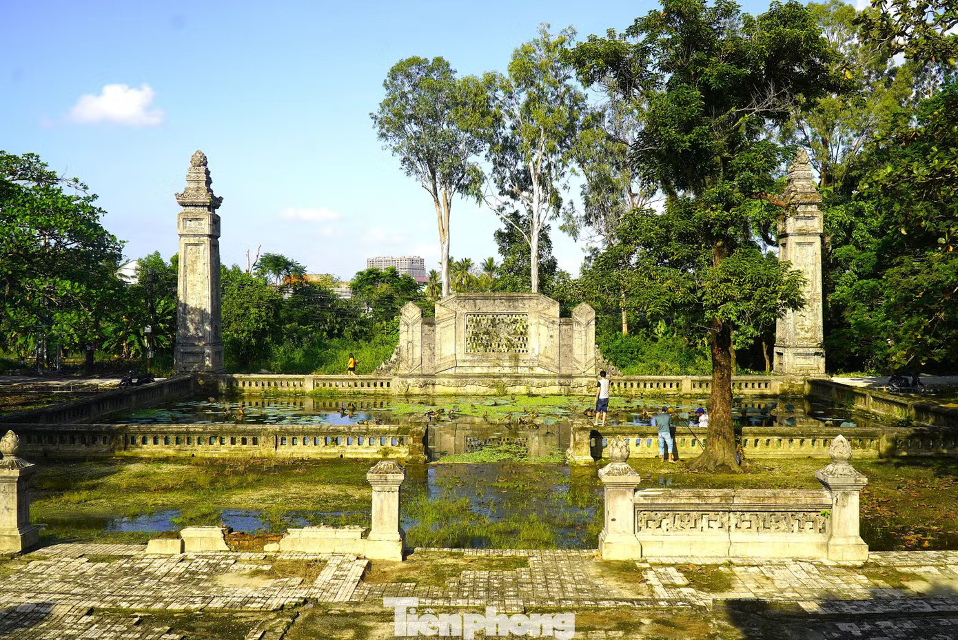 Sau khi triều Nguyễn cáo chung năm 1945, việc quản lý, bảo vệ lăng Vạn Vạn có thời gian dài bị bỏ ngỏ, khu binh xá hộ lăng cũng dần xuống cấp. Từ cuối năm 2002, công tác bảo vệ được khôi phục. Lăng đã được xếp hạng di tích kiến trúc nghệ thuật cấp quốc gia năm 2006. Bí ẩn lăng hoàng hậu giữa đồng bằng Huế và lời truyền ‘công hầu bất tuyệt’ - Ảnh 14.
