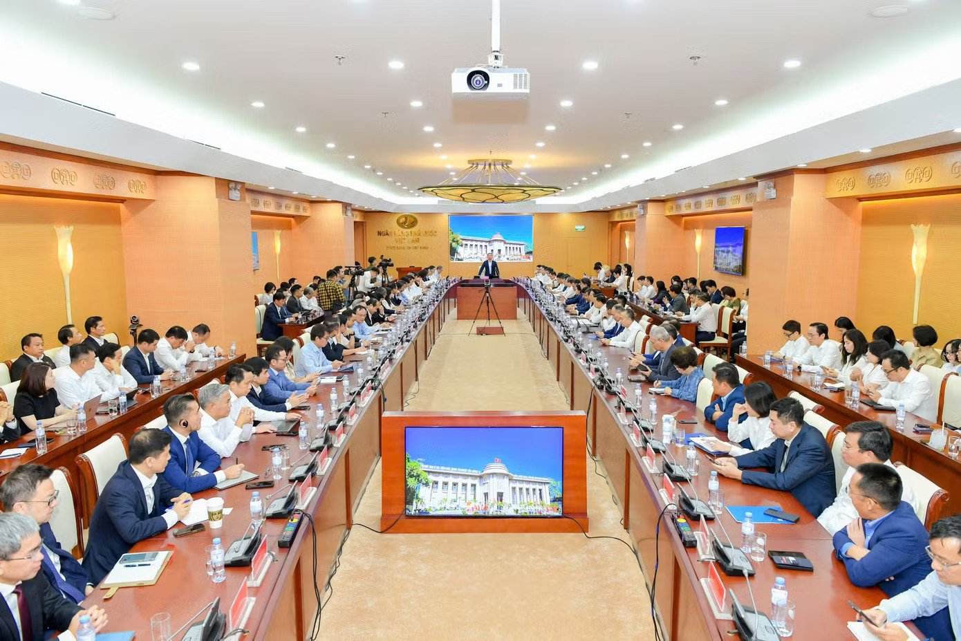 Họp 'nóng' về giảm lãi suất, lãnh đạo các ngân hàng nói gì? - Ảnh 1.