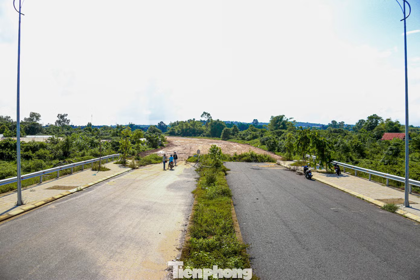Trước tình trạng một số công trình cầu đã xây dựng nhưng chưa hoàn thành đường dẫn kết nối, đầu tháng 10, UBND TP. Đà Nẵng đã có văn bản yêu cầu xử lý dứt điểm những vướng mắc, đẩy nhanh tiến độ các dự án. Đà Nẵng: Cầu đã xong, sao người dân chật vật đi vòng? - Ảnh 5.