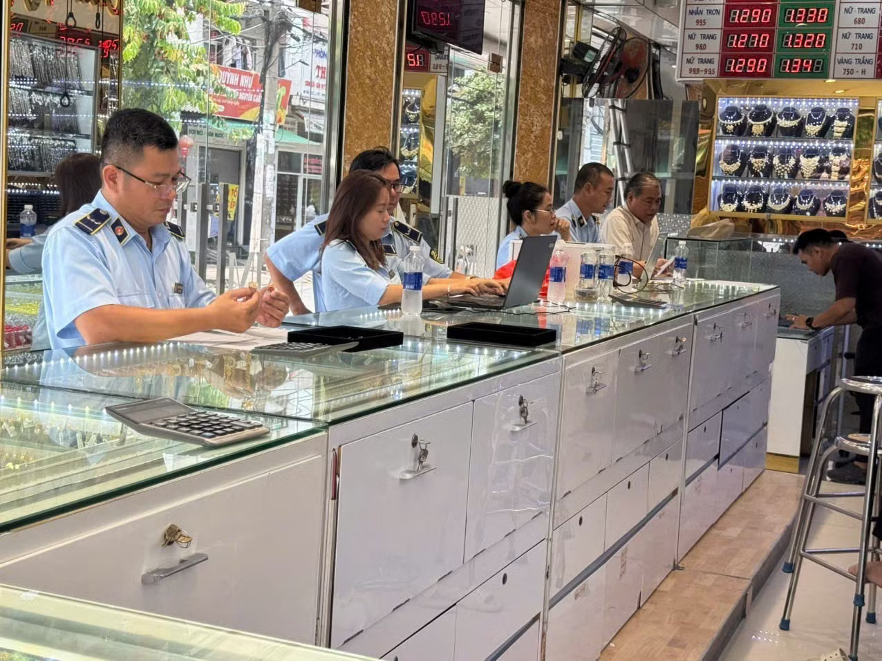 Kiểm tra công ty kinh doanh trang sức phát hiện nhiều hàng nhái - Ảnh 1.