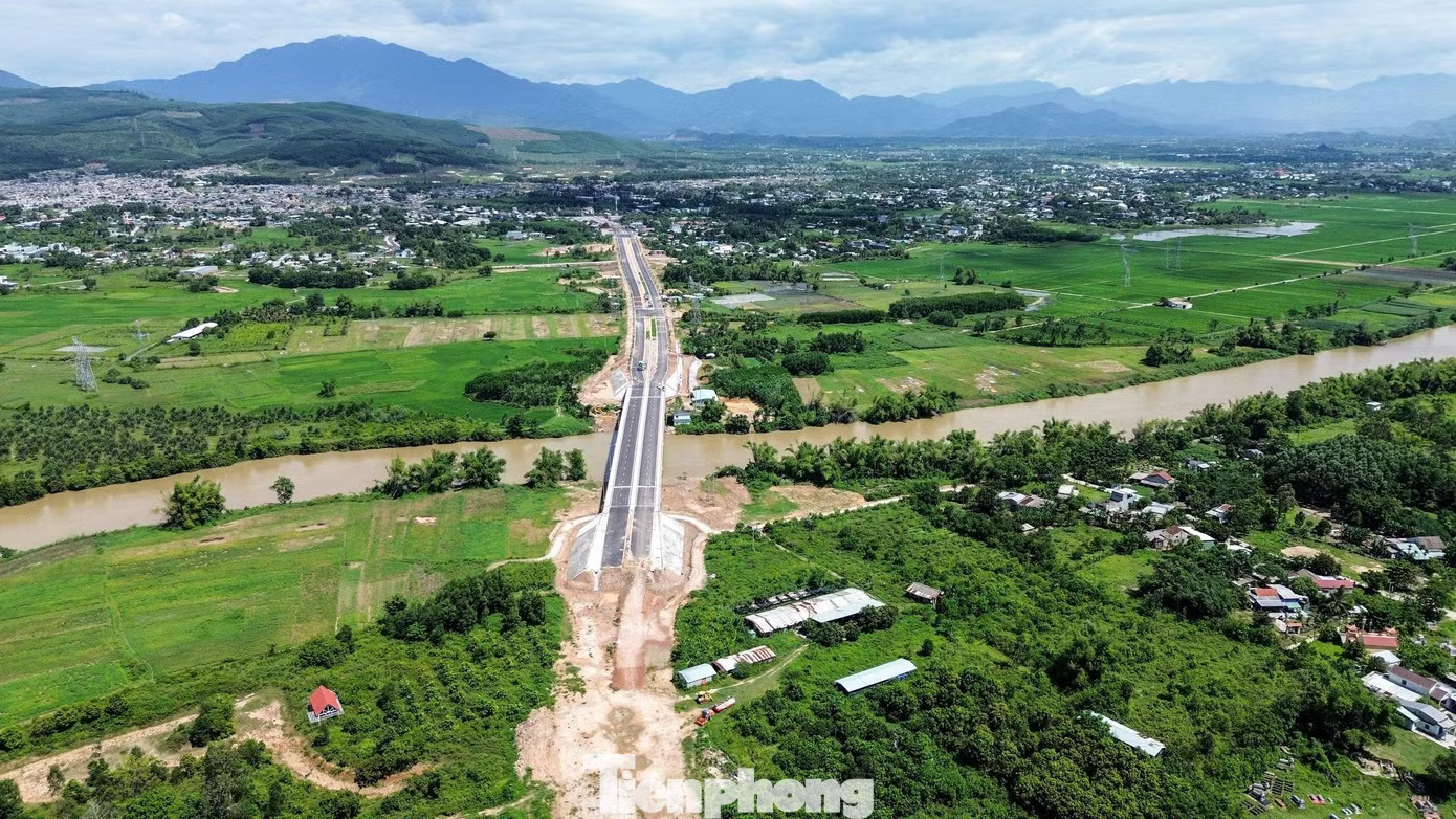 Ngoài cầu Quảng Đà, thành phố cũng yêu cầu các đơn vị liên quan đẩy nhanh tiến độ các công trình còn vướng mắc về đường dẫn và kết nối giao thông. Trong đó, cầu Văn Ly, cầu Tây An 1 và cầu Tây An 2 phải hoàn thành trước ngày 31/12/2026; cầu Tây Giang hoàn thành trước ngày 29/3/2027. Đà Nẵng: Cầu đã xong, sao người dân chật vật đi vòng? - Ảnh 7.