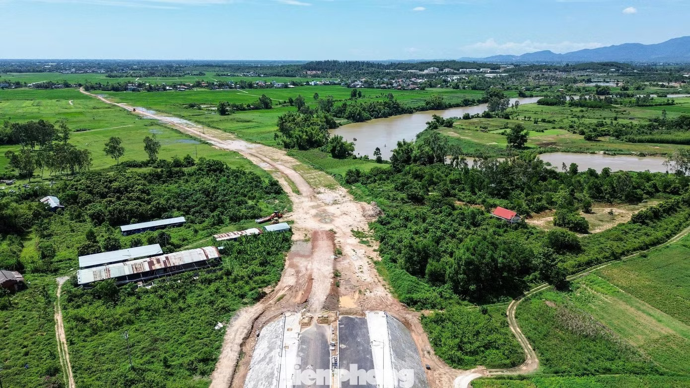 Đối với cầu Quảng Đà, Trung tâm Phát triển quỹ đất, UBND phường Điện Bàn Bắc cùng Ban Quản lý dự án phải tập trung tháo gỡ vướng mắc, hoàn thành dứt điểm công tác giải phóng mặt bằng đất ở; đồng thời đẩy nhanh thi công đoạn từ cầu đến đường ĐH12, bảo đảm thông tuyến đồng bộ vào ngày 31/12. Đà Nẵng: Cầu đã xong, sao người dân chật vật đi vòng? - Ảnh 6.