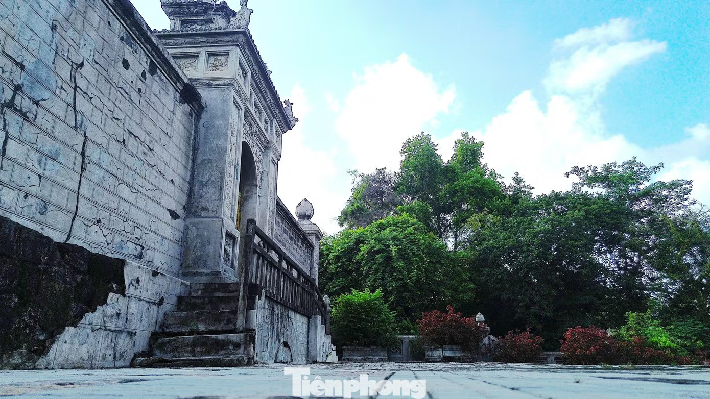 Lăng Vạn Vạn, còn gọi Tiên Cung lăng hay Tư Thông lăng, là nơi an nghỉ của Hựu Thiên Thuần Hoàng hậu Dương Thị Thục (1868-1944), vợ vua Đồng Khánh, mẹ vua Khải Định. Theo lời kể của con cháu, bà qua đời tháng 9/1944; sau khoảng một tháng quàn tại cung Trường Sinh (Hoàng thành Huế), quan tài được đưa về lăng an táng. Bí ẩn lăng hoàng hậu giữa đồng bằng Huế và lời truyền ‘công hầu bất tuyệt’ - Ảnh 2.