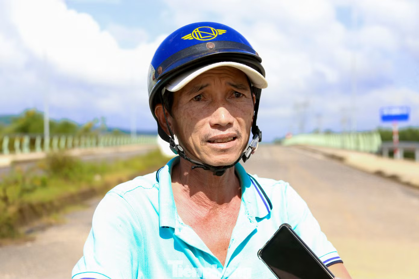 Ông Võ Công Mẫn - người dân phường Điện Bàn Bắc - cho biết hằng ngày ông phải đi qua khu vực này để đến nơi làm việc. Tuy nhiên, đường dẫn chưa hoàn thiện, đặc biệt vào những ngày mưa, đường đất lầy lội khiến việc đi lại khó khăn, buộc ông phải đi đường vòng xa hơn. Đà Nẵng: Cầu đã xong, sao người dân chật vật đi vòng? - Ảnh 3.