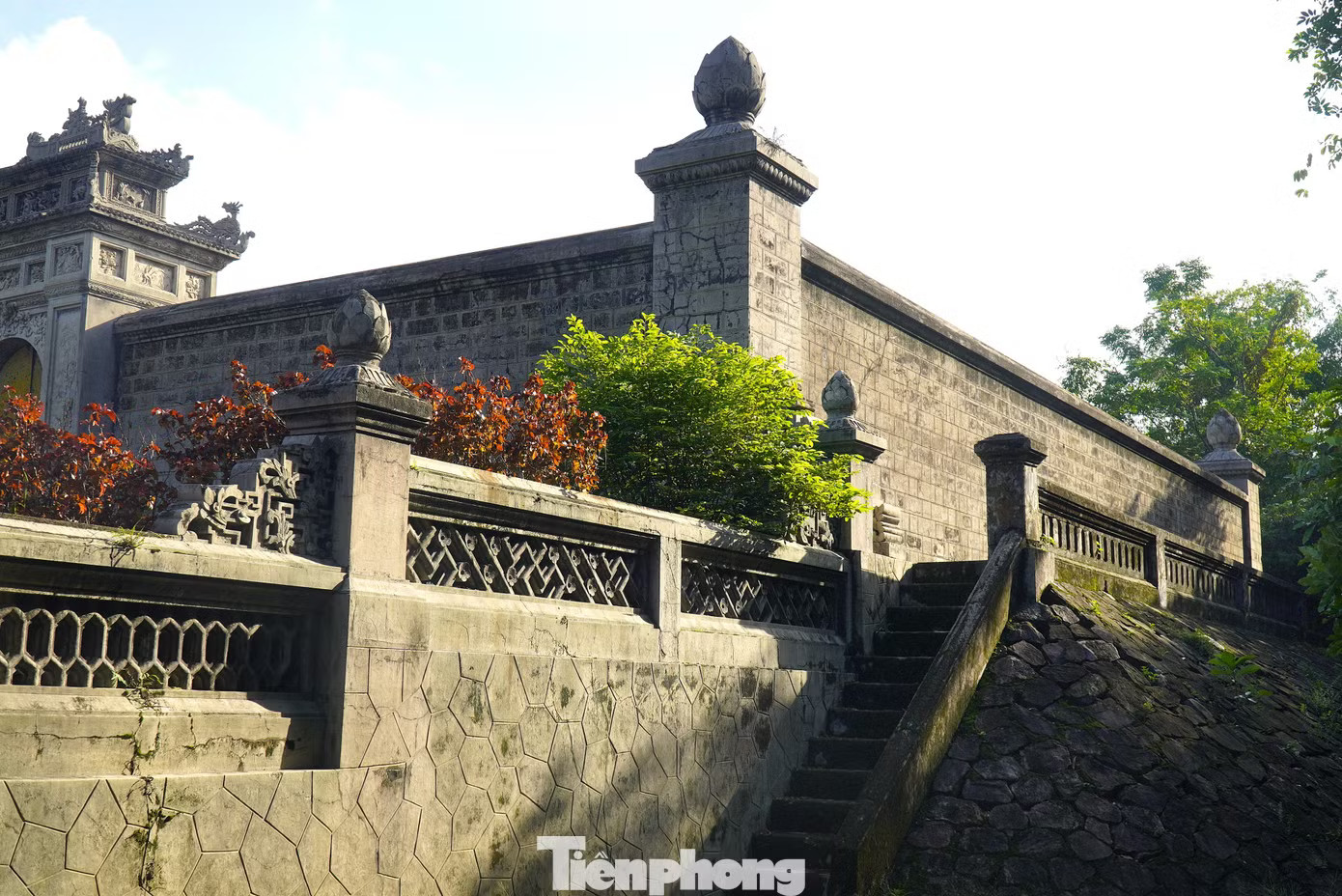 Theo truyền ngôn của các bô lão, vùng đất Cù Bạc được xem là nơi hội tụ nhiều yếu tố cát lành. Người xưa lưu truyền câu: Cù Bạc nhất xứ huyệt - Công hầu đợi đợi (đại) bất tuyệt. Có thể hiểu nghĩa, Cù Bạc là vùng đất lành, nếu chọn làm huyệt mộ thì con cháu đời đời được kỳ vọng vinh hiển, công hầu khanh tướng nối tiếp không dứt. Bí ẩn lăng hoàng hậu giữa đồng bằng Huế và lời truyền ‘công hầu bất tuyệt’ - Ảnh 4.