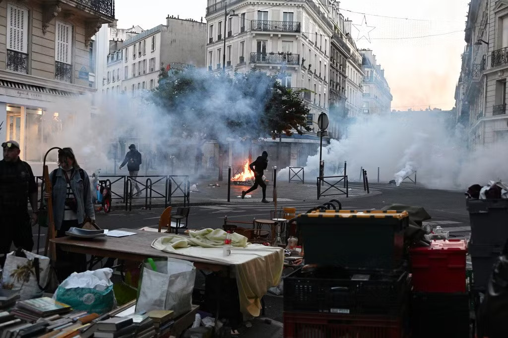 ‘Paris như vùng chiến sự’, Tổng thống Macron lên án ‘những kẻ muốn lật đổ nền Cộng hoà’ - Ảnh 2.