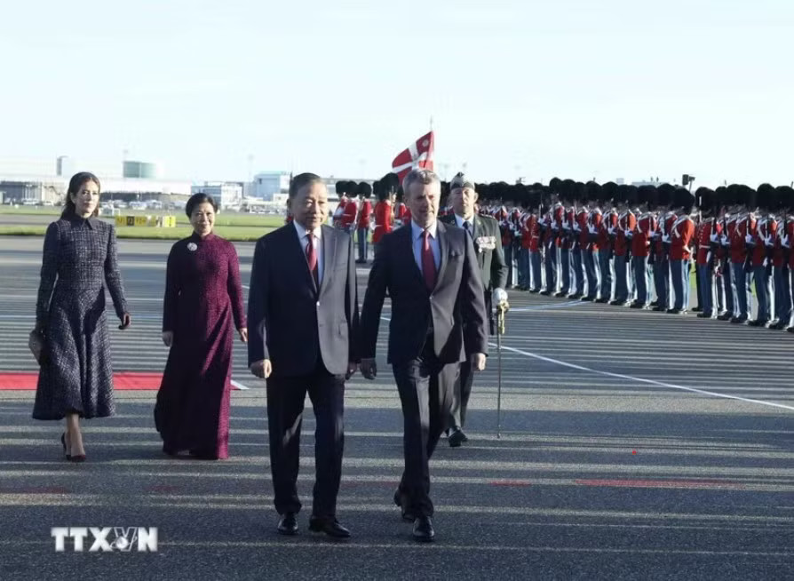 Nhà vua và Hoàng hậu Đan Mạch đón Tổng Bí thư, Chủ tịch nước và Phu nhân tại sân bay - Ảnh 3.