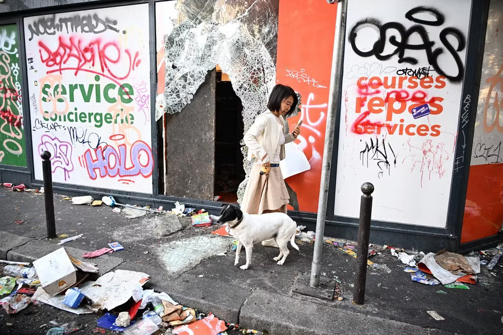 ‘Paris như vùng chiến sự’, Tổng thống Macron lên án ‘những kẻ muốn lật đổ nền Cộng hoà’ - Ảnh 4.