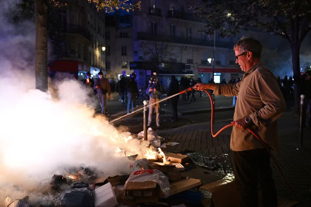‘Paris như vùng chiến sự’, Tổng thống Macron lên án ‘những kẻ muốn lật đổ nền Cộng hoà’ - Ảnh 1.