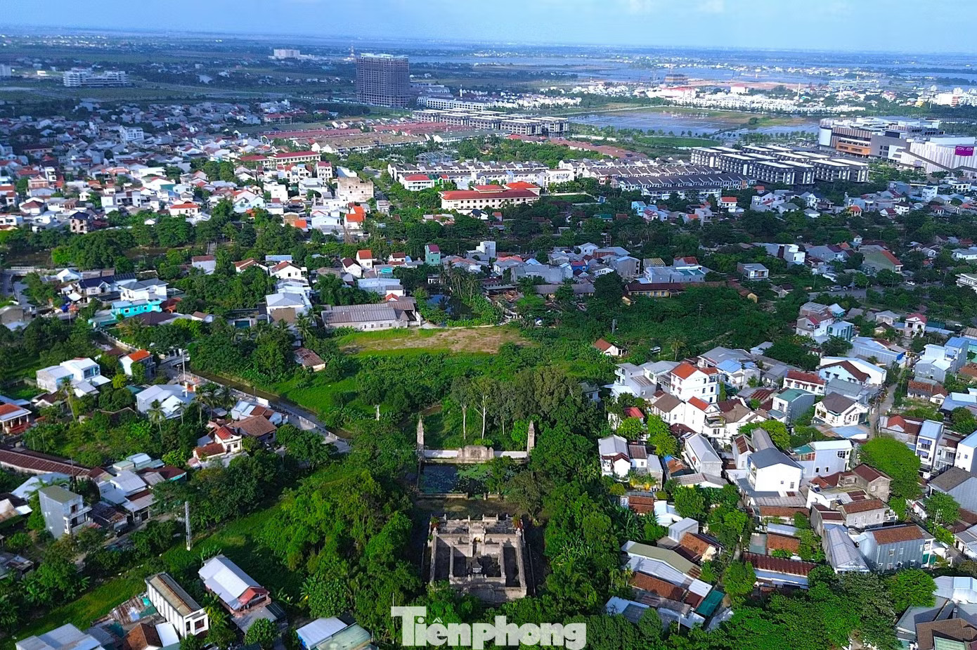 Không nằm giữa những triền đồi phía tây Huế như phần lớn lăng tẩm thường thấy của các vua, chúa, hoàng hậu, phi tần nhà Nguyễn, lăng Vạn Vạn ẩn mình giữa khu dân cư ở phường An Cựu. Di tích cách Đại Nội Huế hơn 5 km về phía đông nam. Địa điểm này từng thuộc xứ Cù Bạc, làng An Cựu Tây, tổng An Cựu (nay là phường An Cựu, Huế). Bí ẩn lăng hoàng hậu giữa đồng bằng Huế và lời truyền ‘công hầu bất tuyệt’ - Ảnh 1.