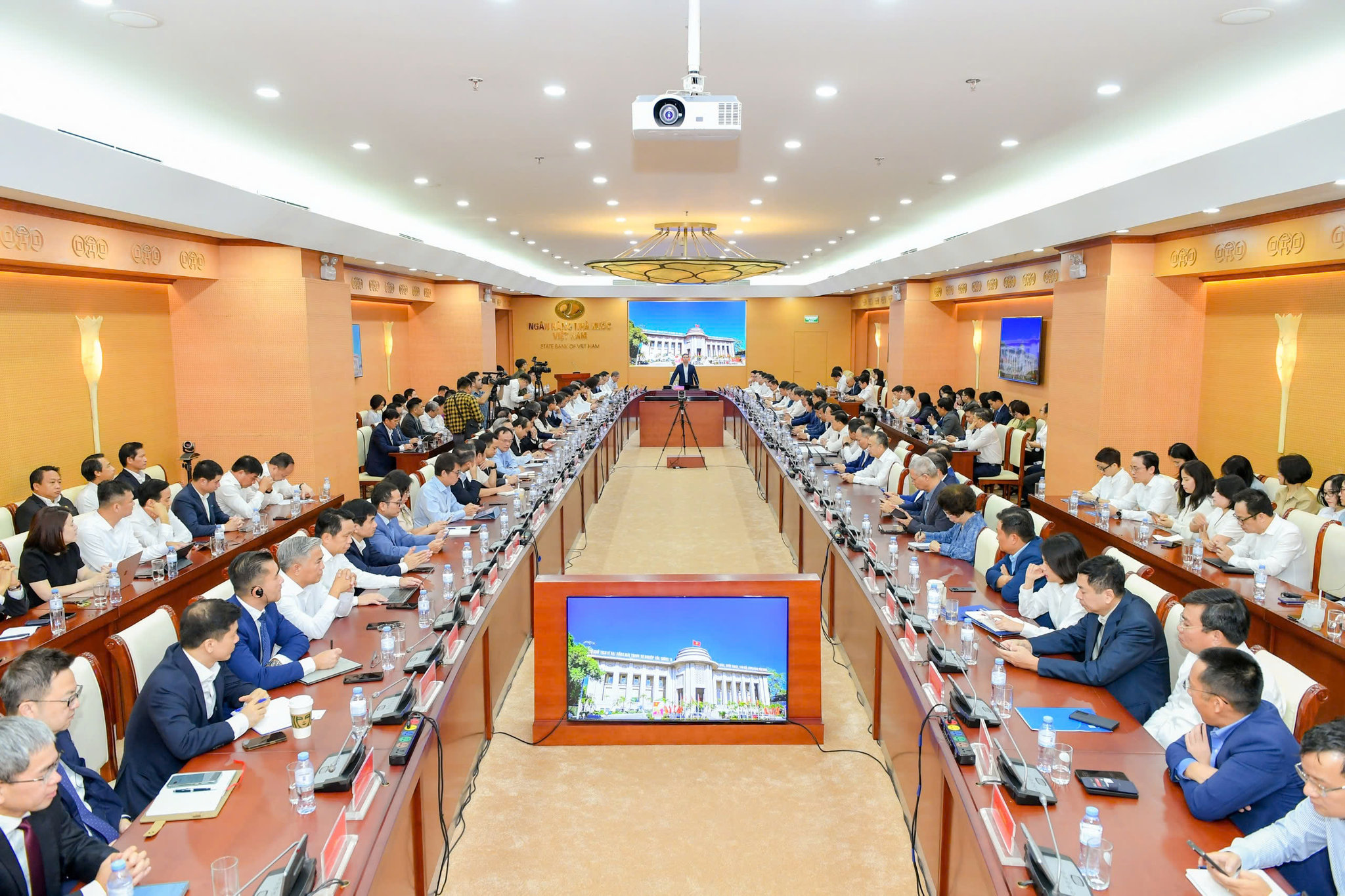 Agribank, BIDV, Vietcombank, ACB cùng loạt ngân hàng giảm lãi suất cho vay, ưu đãi tới 2%/năm