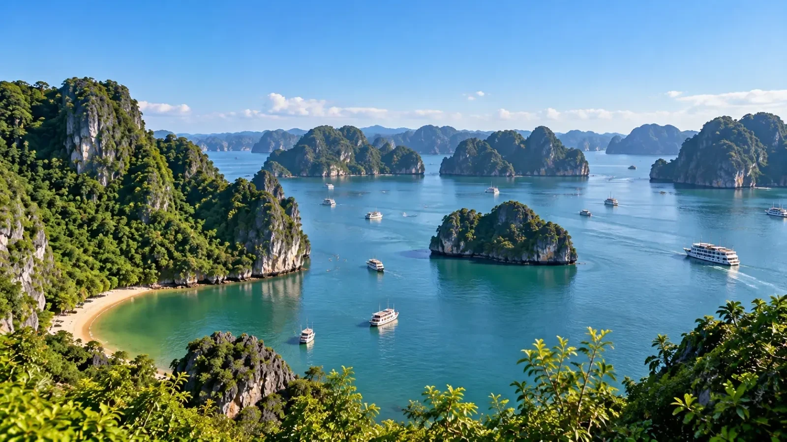 canh-nui-da-voi-va-mat-nuoc-vinh-ha-long-trong-ngay-troi-quang.webp