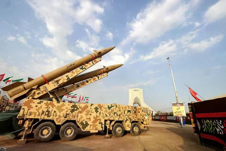 Tên lửa Zolfaghar do Iran sản xuất được trưng bày tại Quảng trường Azadi ở Tehran vào ngày 2/8/2026. Iran dọa dùng 'cha của các loại tên lửa' để tấn công cơ sở năng lượng của đối phương - Ảnh 1.