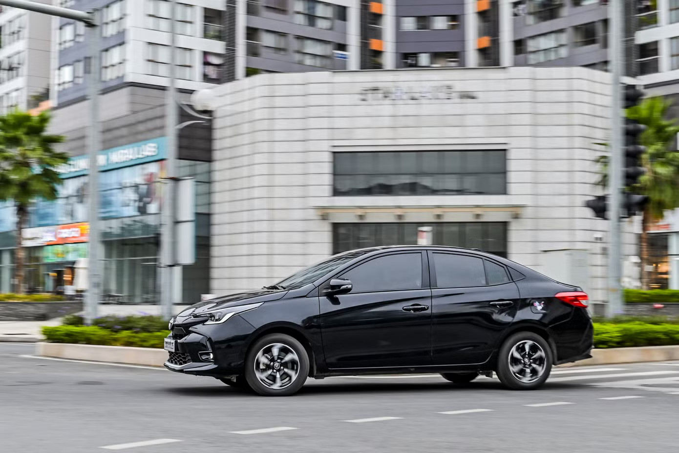 Hyundai Accent và Toyota Vios từng tạo ra cuộc đua doanh số hấp dẫn tại thị trường Việt Nam. Ảnh: TC Motor, TMV. Cuộc đua doanh số ô tô tại Việt Nam: Khi sedan dần cảm thấy 'ngộp thở' - Ảnh 2.