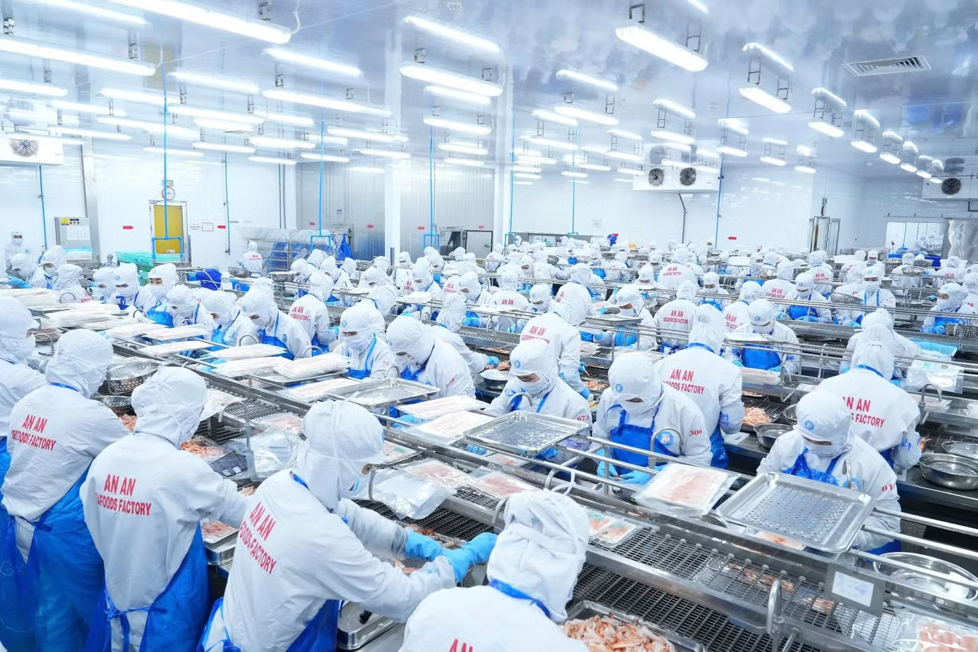 Giảm lãi suất giúp doanh nghiệp tiết kiệm chi phí tài chính, nhưng không phải mọi doanh nghiệp đều được hưởng mức giảm như nhau (ảnh: T.P). Giảm lãi suất cho vay: Doanh nghiệp tiếp cận thế nào, giải ngân ra sao? - Ảnh 2.