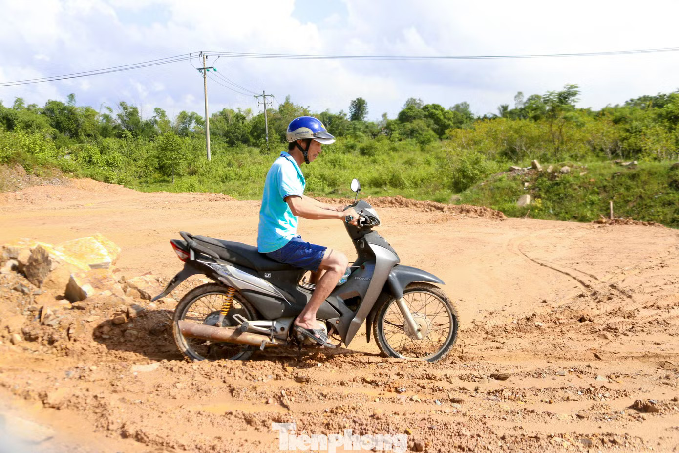 “Khi biết có dự án xây cầu, người dân rất vui vì việc đi lại sẽ thuận tiện hơn. Thế nhưng, đến nay đường dẫn phía bên này vẫn chưa hoàn thiện. Mong cầu sớm hoàn thành, thông tuyến để bà con đi lại thuận tiện, không phải đi đường vòng xa như hiện nay”, ông Mẫn chia sẻ. Đà Nẵng: Cầu đã xong, sao người dân chật vật đi vòng? - Ảnh 4.
