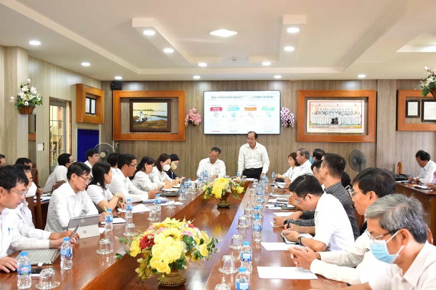 Đoàn công tác do PGS.TS.BS Tăng Chí Thượng, Giám đốc Sở Y tế TPHCM, chủ trì đã làm việc trực tiếp tại Trường THCS Hai Bà Trưng Vụ học sinh tử vong vì não mô cầu: Trường dừng bán trú, cấp kháng sinh cho hơn 2.000 người - Ảnh 3.