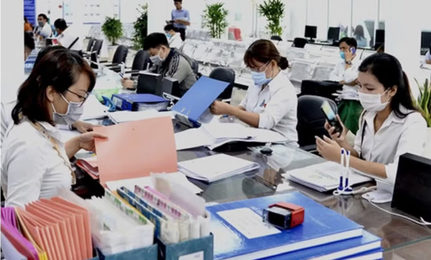 Bộ Chính trị: Đổi mới chính sách tiền lương, đãi ngộ theo vị trí việc làm, khắc phục cào bằng, coi trọng ngạch, bậc - Ảnh 2.