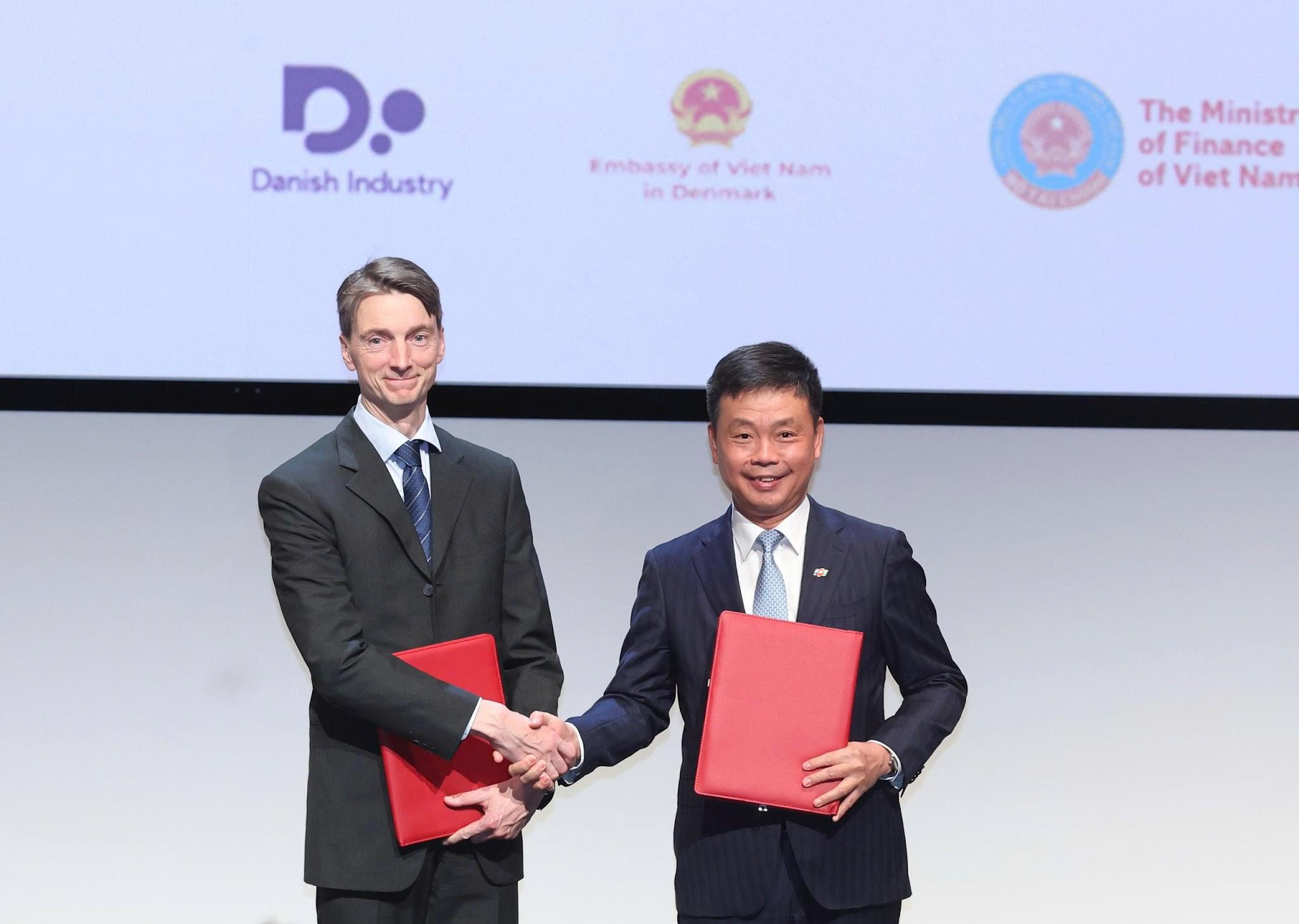 Ảnh 2_ Giáo sư Joachim Mathiesen, Viện trưởng Viện Niels Bohr thuộc Đại học Copenhagen và ông Phạm Minh Tuấn, Phó Tổng Giám đốc Tập đoàn FPT kiêm Tổng Giám đốc FPT Software trao biên bản ghi nhớ. Nguồn_ TTXVN