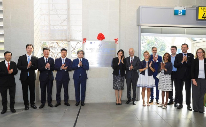 Đại diện TP. Hà Nội, Chính phủ Pháp và các đối tác quốc tế tại lễ gắn biển kỷ niệm tuyến đường sắt đô thị số 3