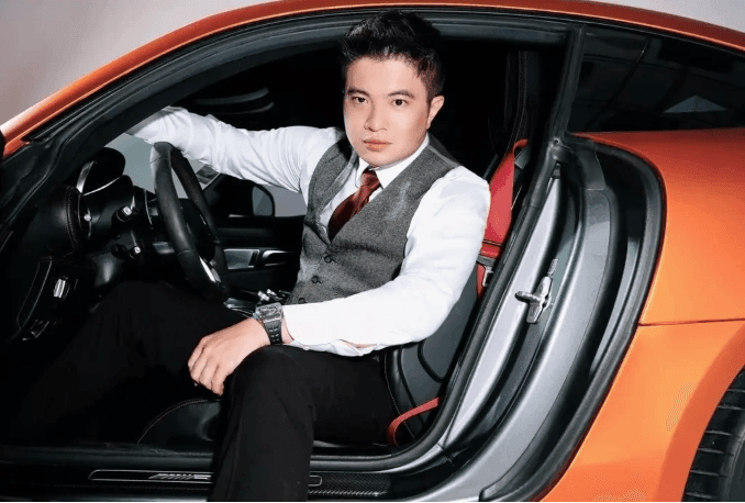 Theo cơ quan điều tra, Mr Pips thường khoe cuộc sống giàu sang trên mạng xã hội để dụ dỗ nạn nhân. Ảnh: FBNV