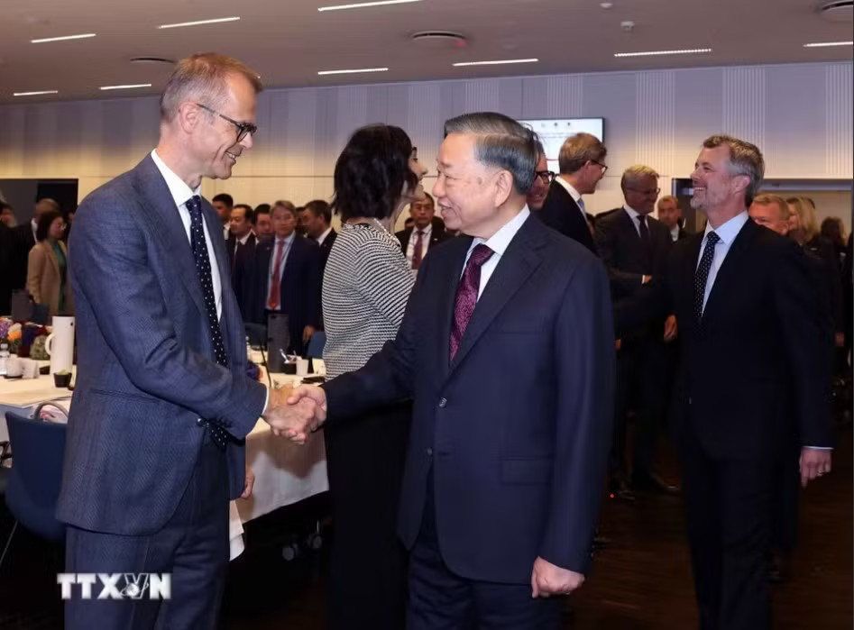 Tổng Bí thư, Chủ tịch nước Tô Lâm và Nhà vua Frederik X dự cuộc gặp lãnh đạo một số doanh nghiệp tiêu biểu của Đan Mạch. Ảnh: TTXVN Tổng Bí thư, Chủ tịch nước Tô Lâm đề nghị các doanh nghiệp Đan Mạch đầu tư cảng biển, logistics - Ảnh 1.