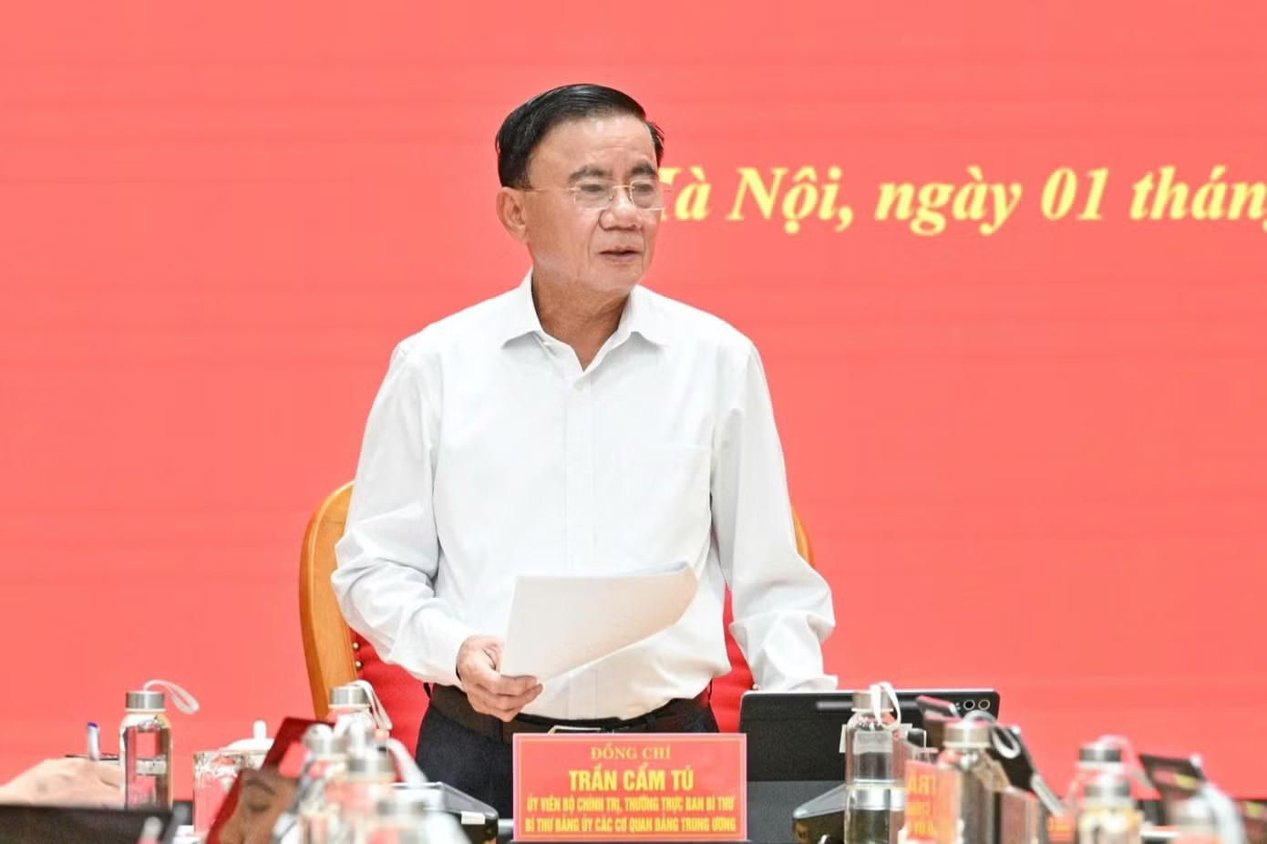 Bộ Chính trị: Đổi mới chính sách tiền lương, đãi ngộ theo vị trí việc làm, khắc phục cào bằng, coi trọng ngạch, bậc - Ảnh 1.