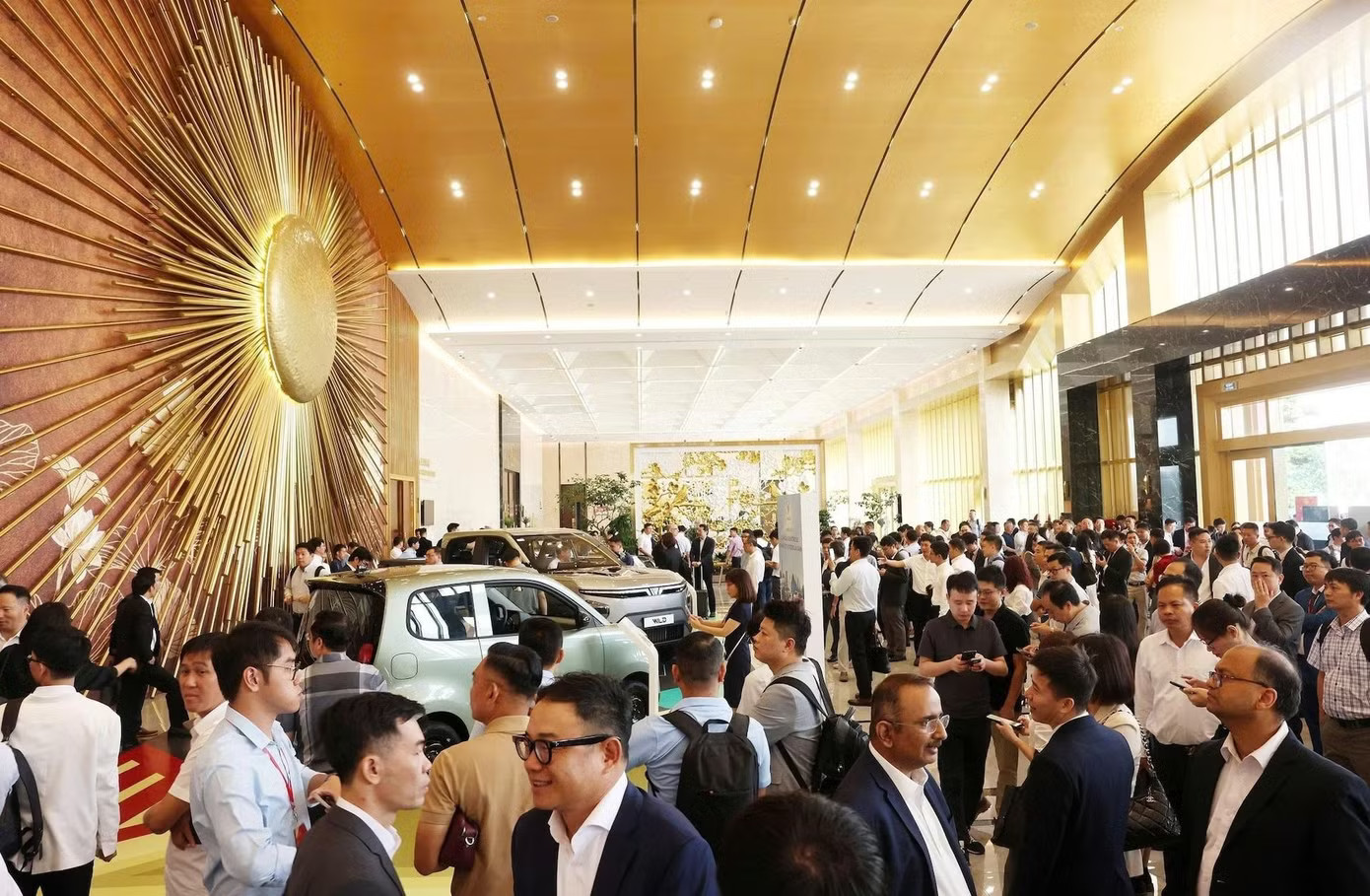 Đại diện các doanh nghiệp trao đổi, tìm kiếm cơ hội hợp tác và tham gia chuỗi cung ứng tại hội nghị. Ảnh: Vingroup. Doanh thu 2.000 tỷ và tham vọng của nhà cung cấp linh kiện ô tô điện - Ảnh 1.